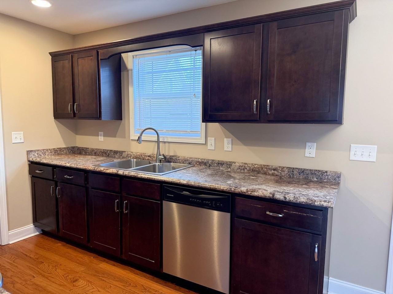 1807 Birdie Ct - Photo 7 of 37