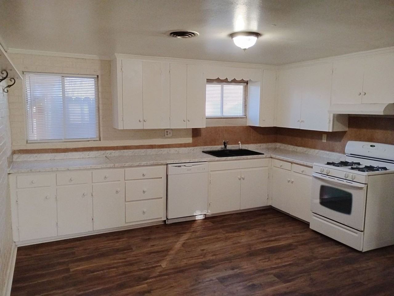 3018 W Main St - Photo 2 of 23