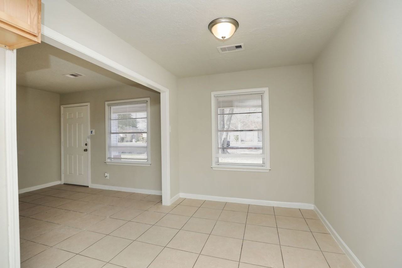 11914 Meadowpass St - Photo 3 of 18