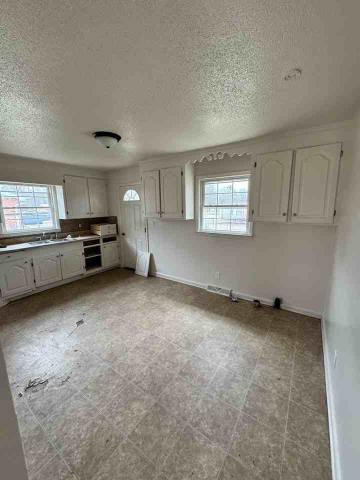 516 Monroe St - Photo 5 of 22