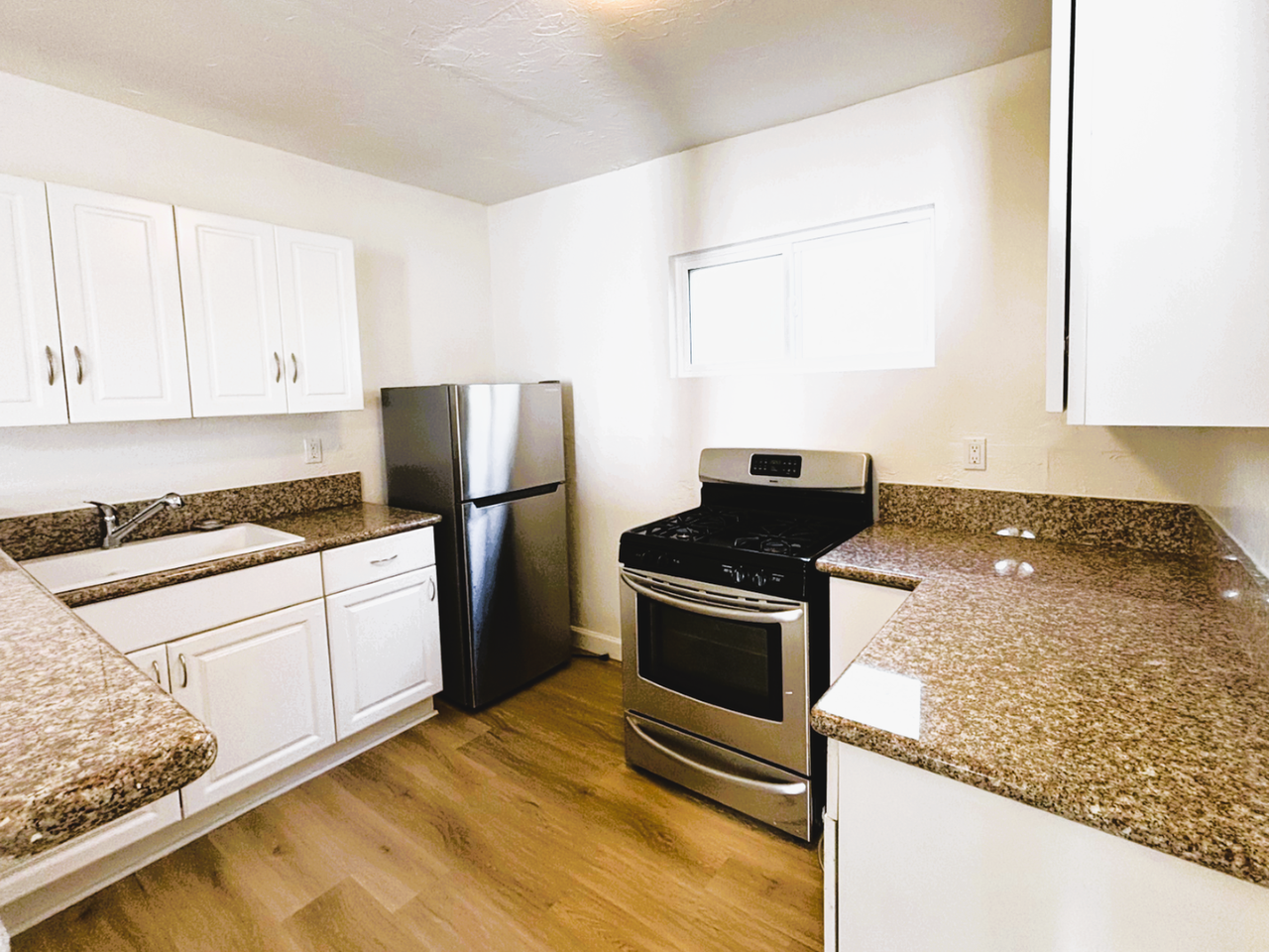 8060 Kyle St - Photo 4 of 13