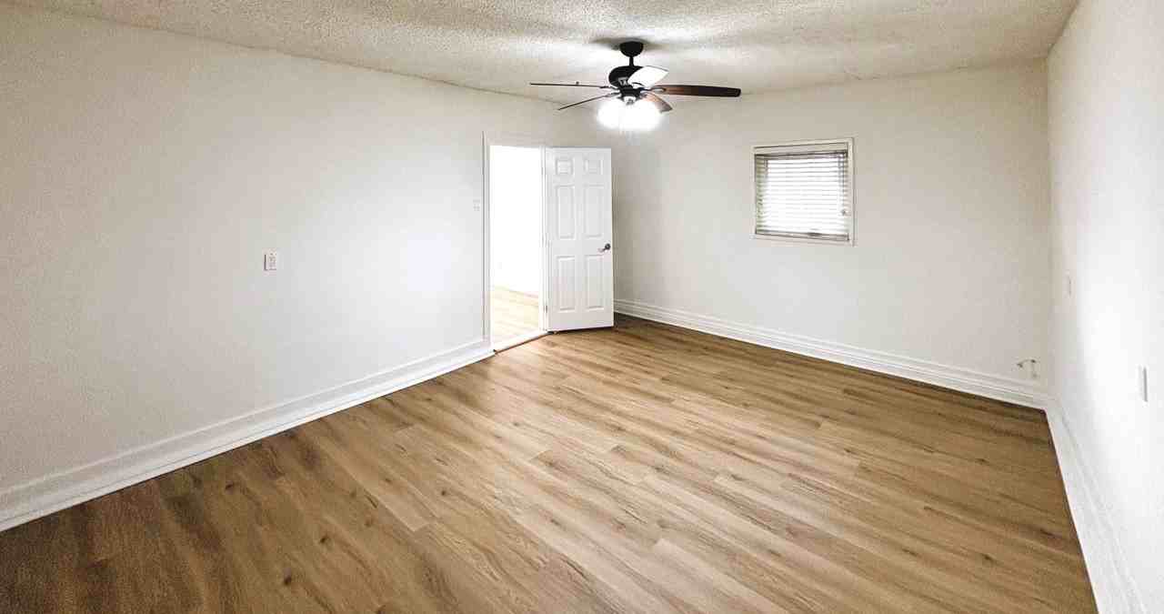 8060 Kyle St - Photo 7 of 13