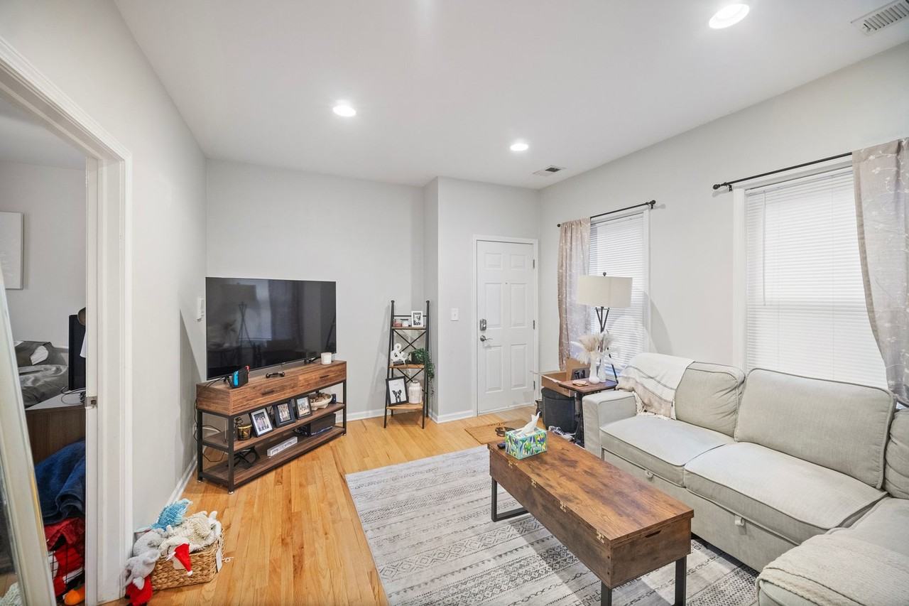 2842 Sheffield Apartments - Photo 3 of 13