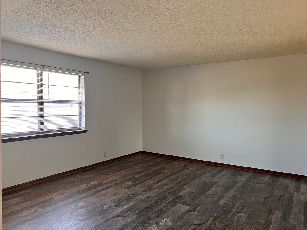 3329 Hawthorn Dr - Photo 2 of 11