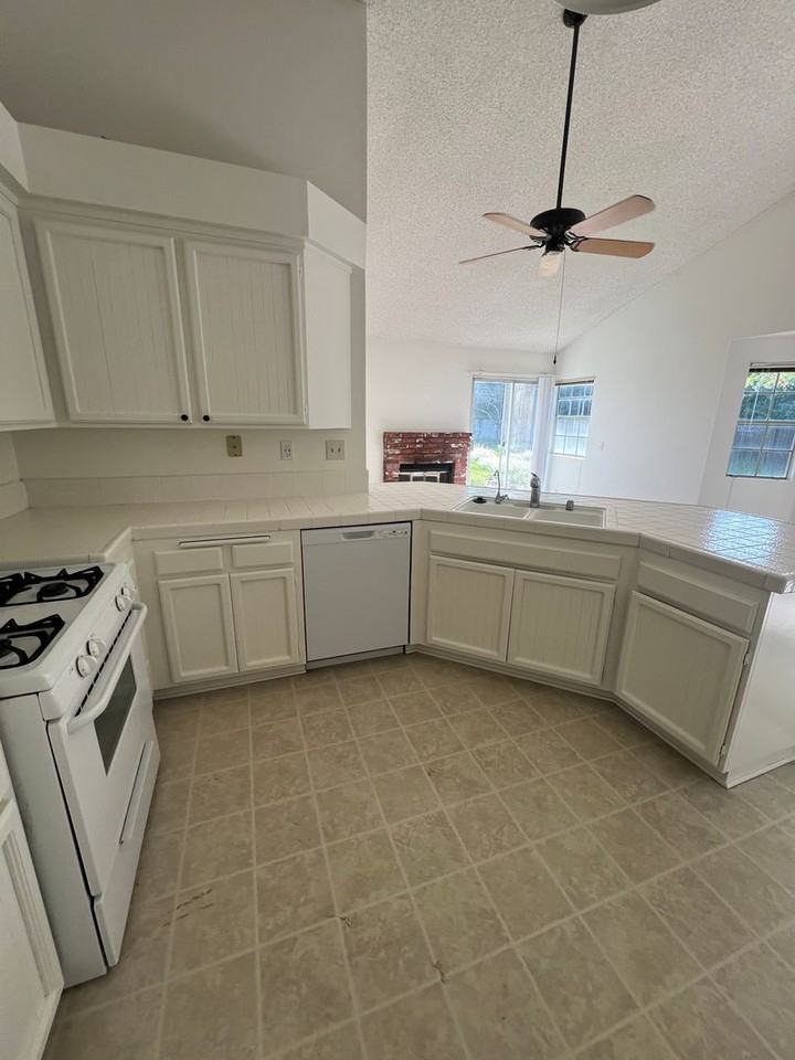 9796 Big Horn St - Photo 3 of 14