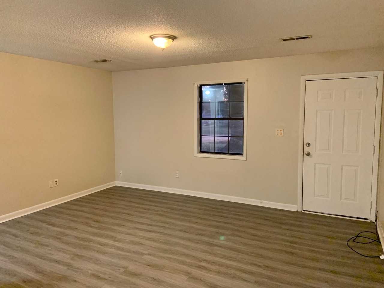 16942 Carter Cir - Photo 2 of 10