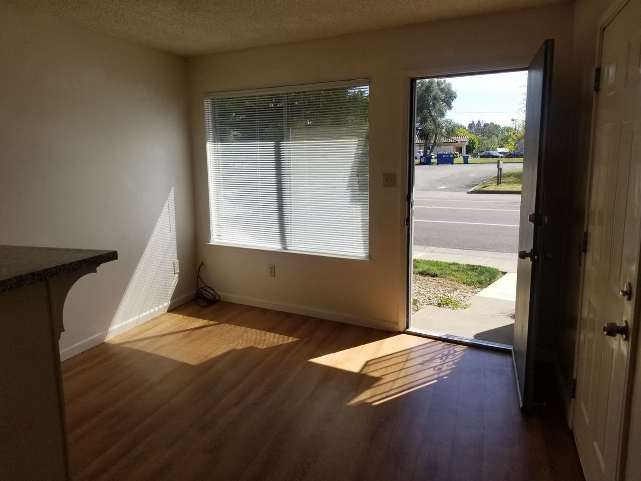 8907 Sierra St - Photo 2 of 5