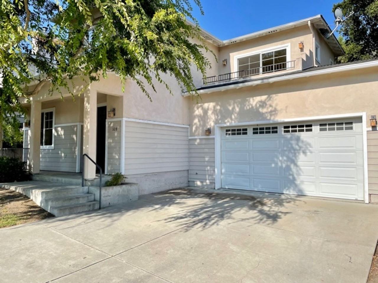 328 Leroy Ct - Photo 2 of 28