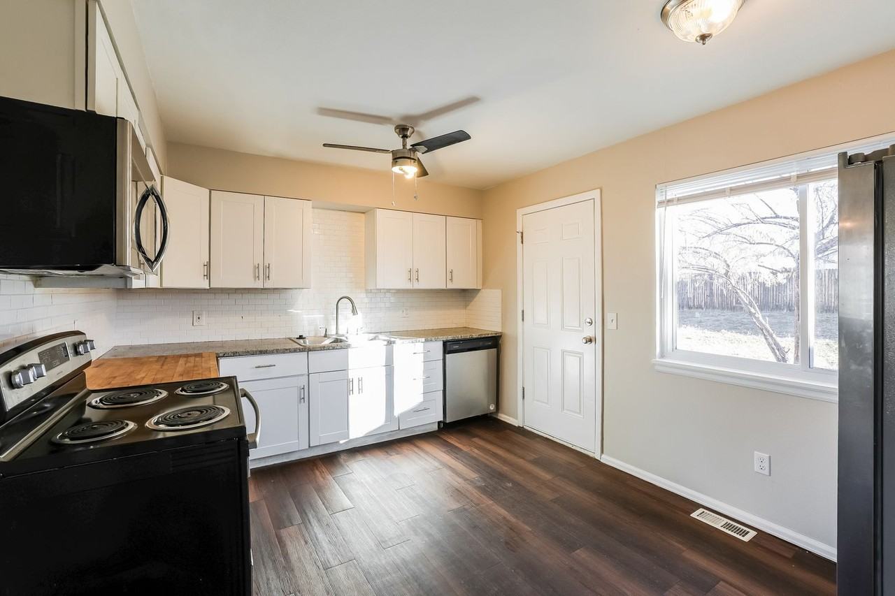 730 S Oakland St - Photo 7 of 38