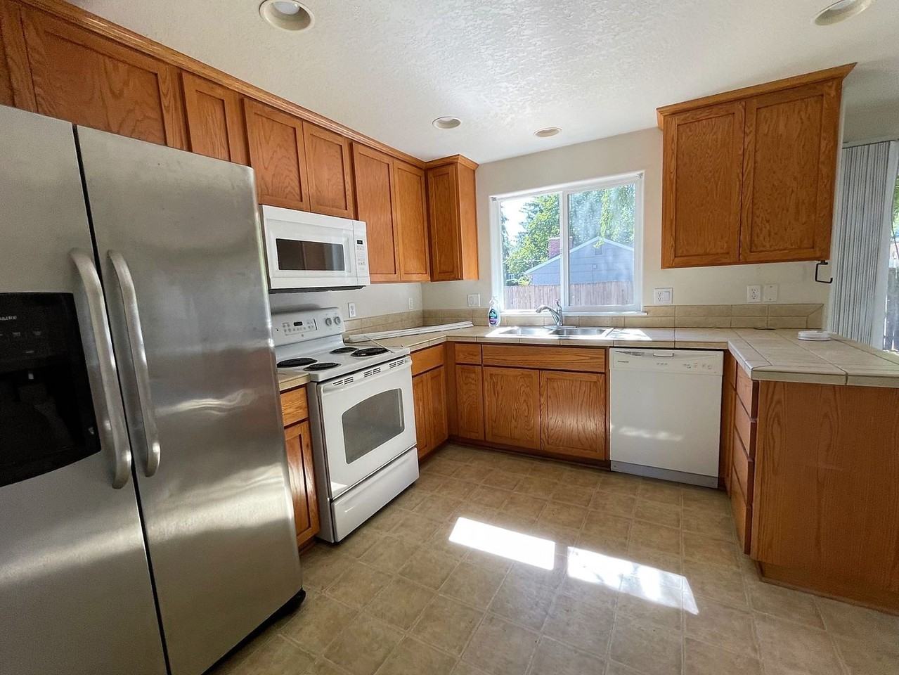 3329 Sw Nyssen St - Photo 4 of 17