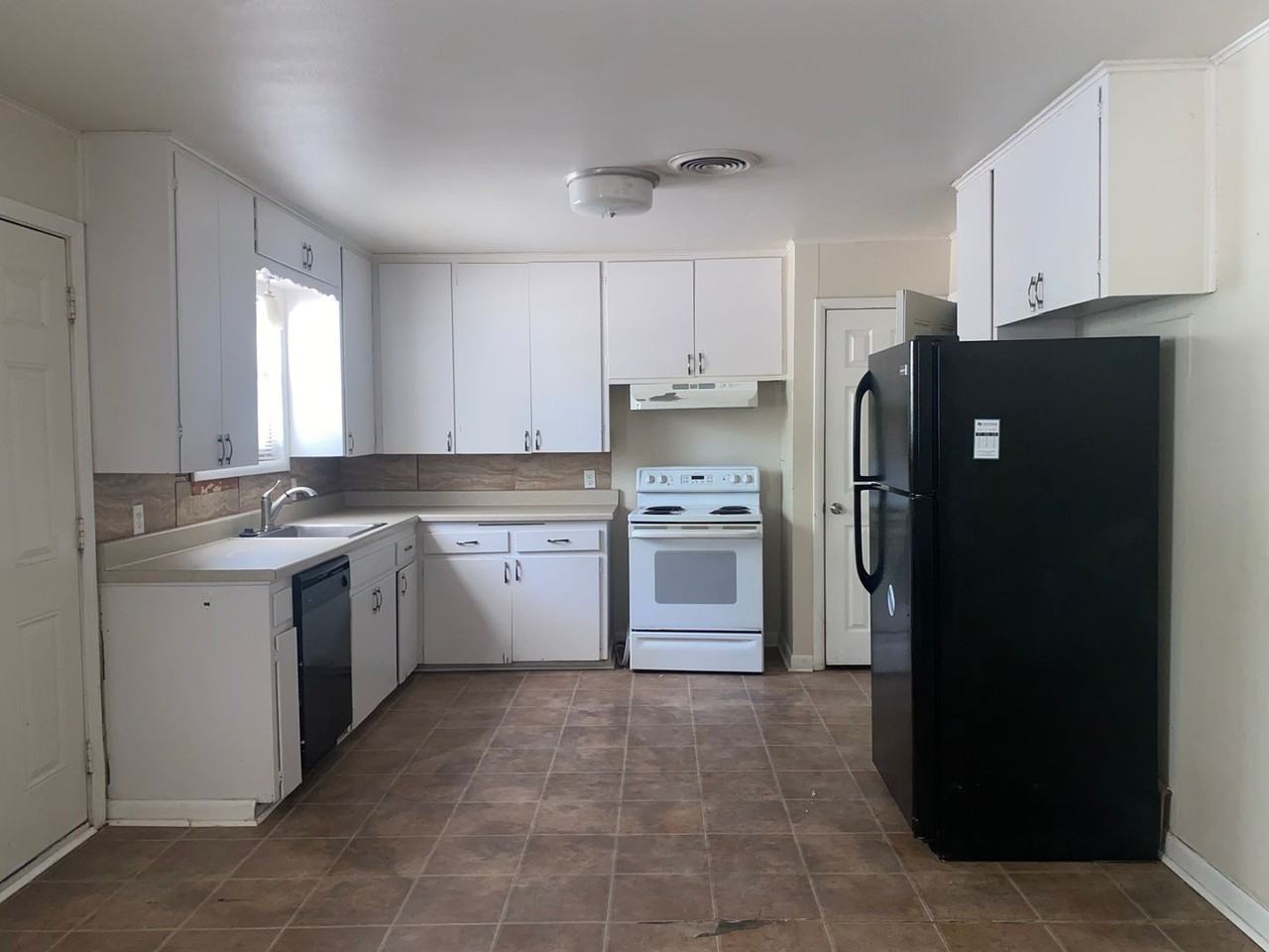 1806 S 19th St - Photo 4 of 17