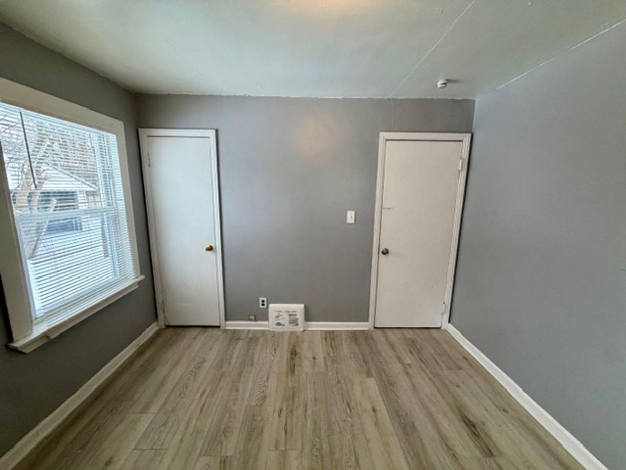 8430 Plainview Ave - Photo 4 of 17