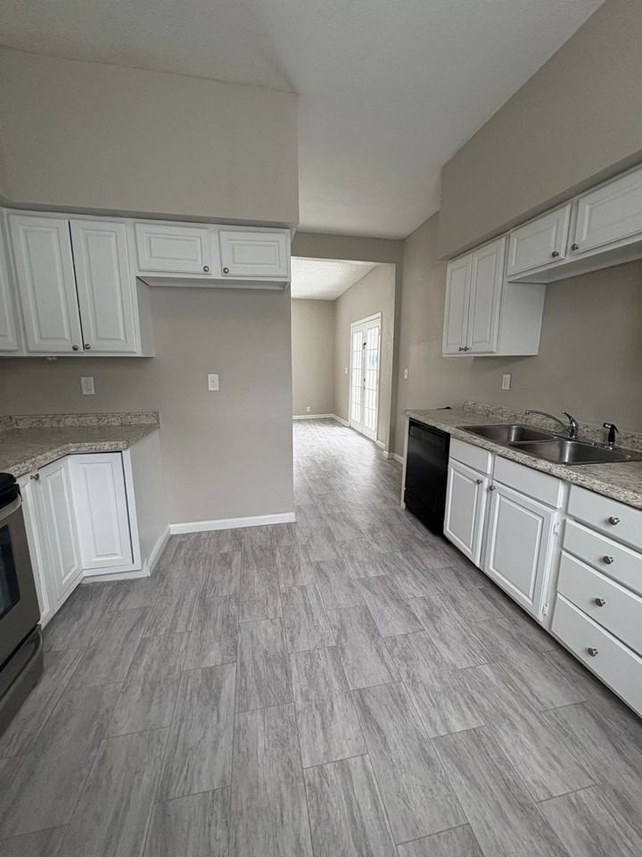 1326 S Ida St - Photo 2 of 16