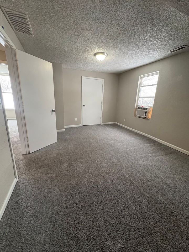 1326 S Ida St - Photo 5 of 16