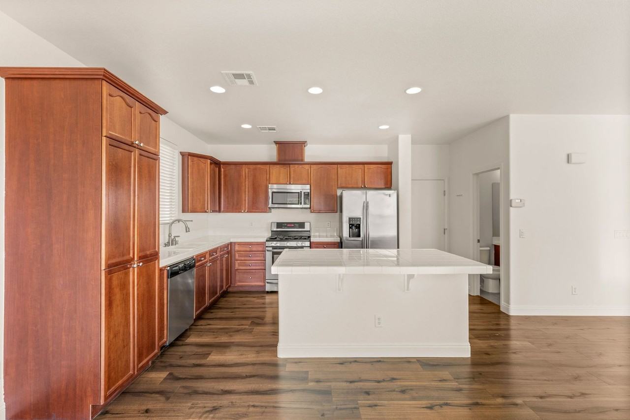 6247 Sugartree Ave - Photo 2 of 39
