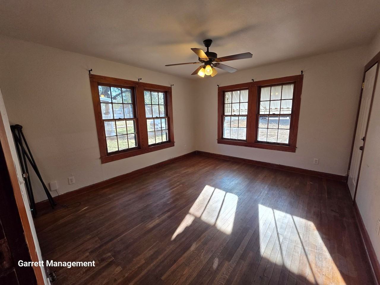 403 N Broad St - Photo 7 of 20