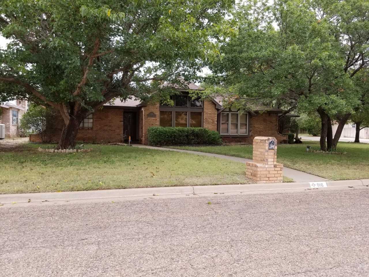 916 Rosewood Dr - Photo 2 of 21