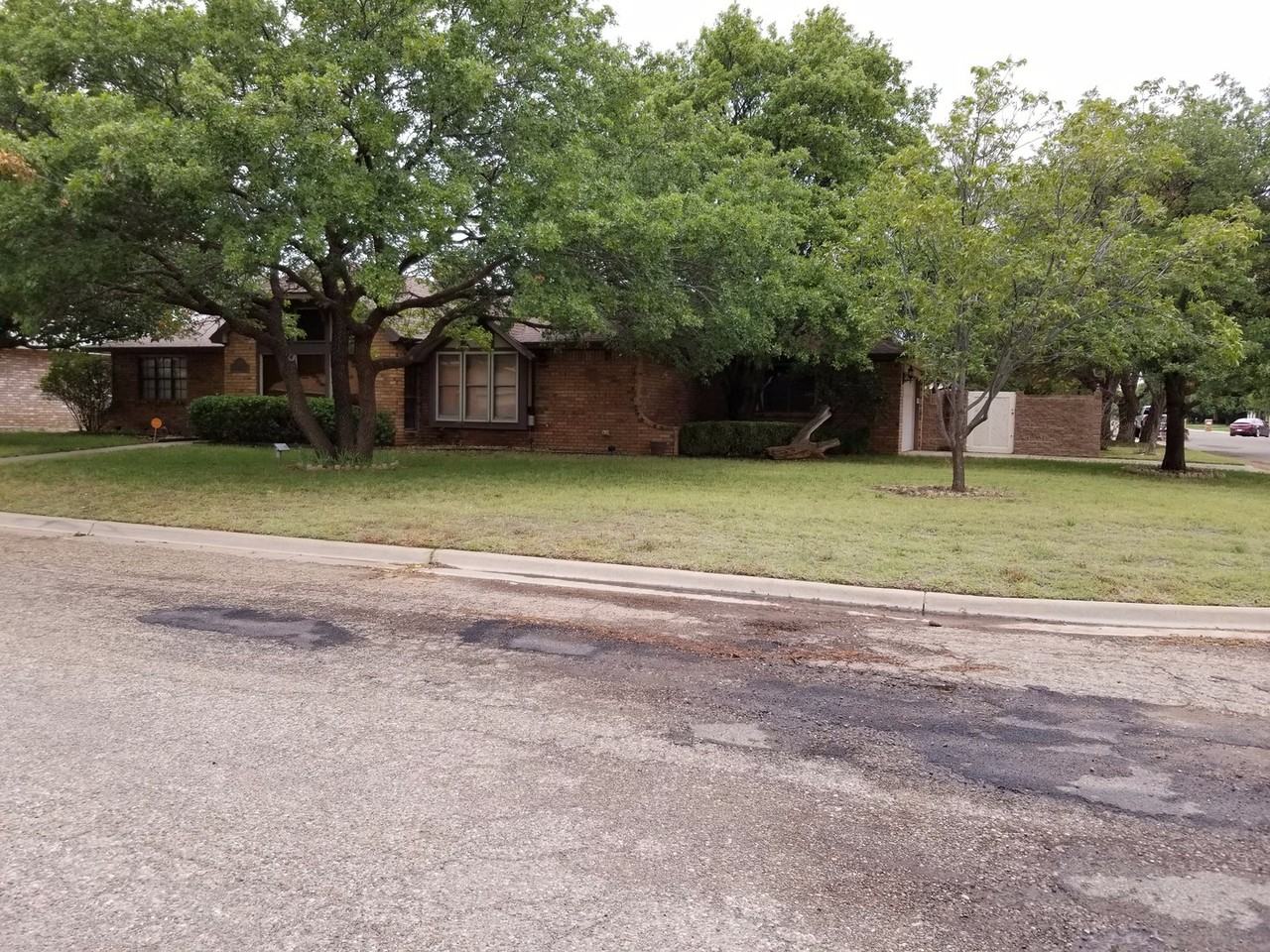 916 Rosewood Dr - Photo 3 of 21