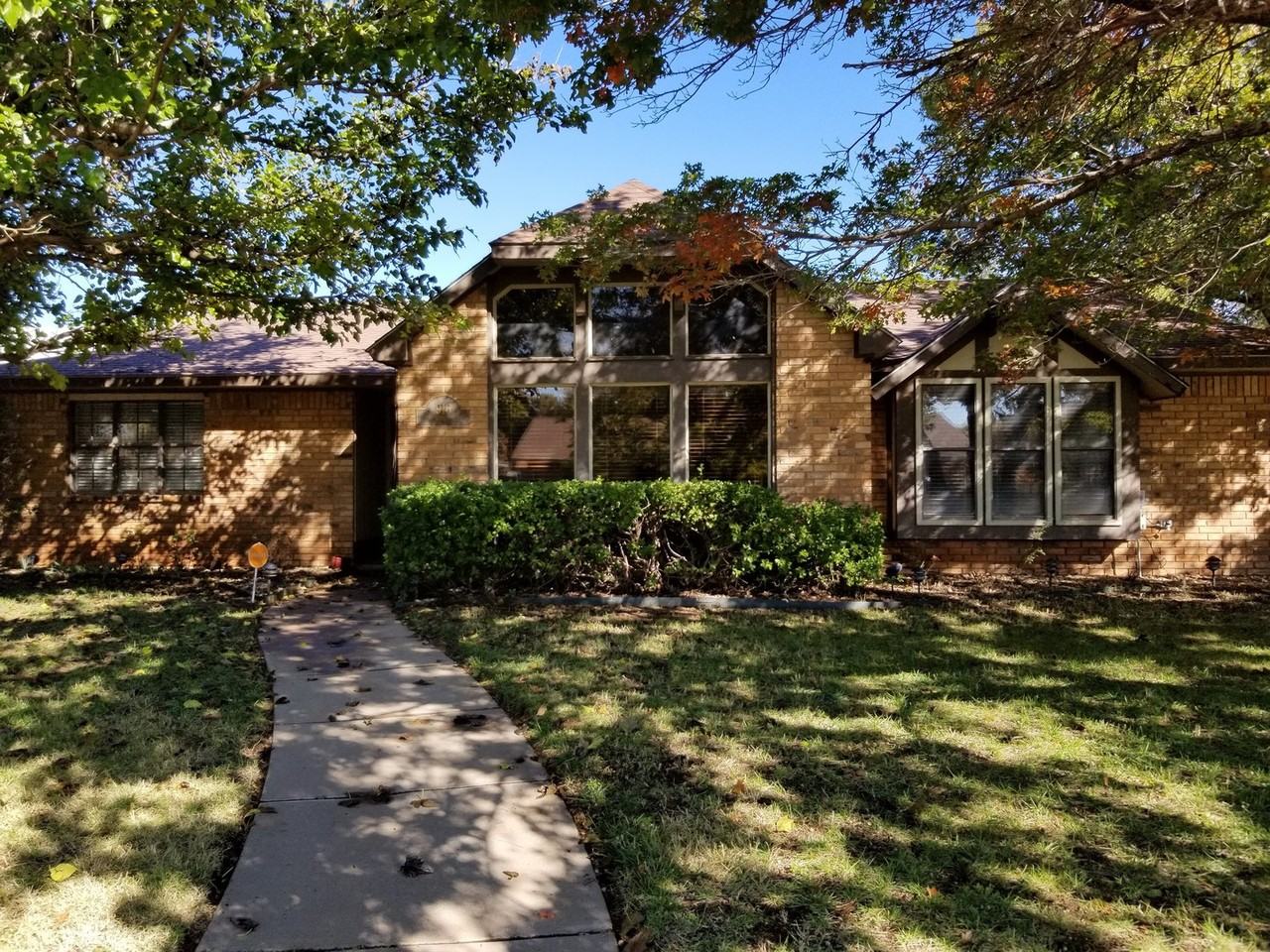 916 Rosewood Dr - Photo 4 of 21