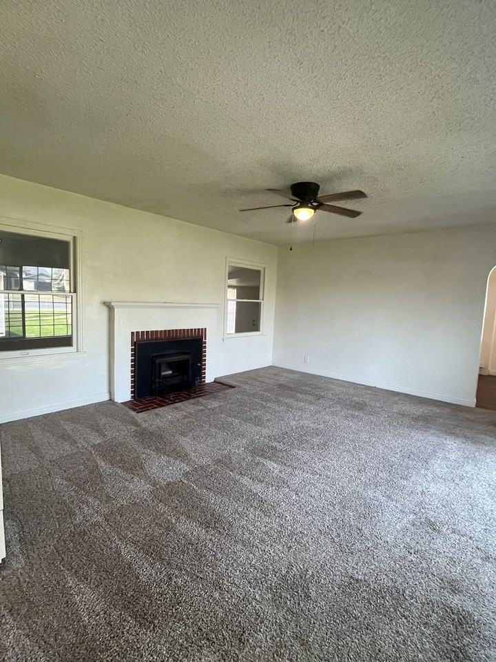 389 S Valencia Blvd - Photo 3 of 20