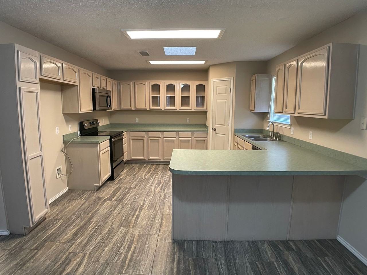 8749 Cornell Ave - Photo 4 of 11