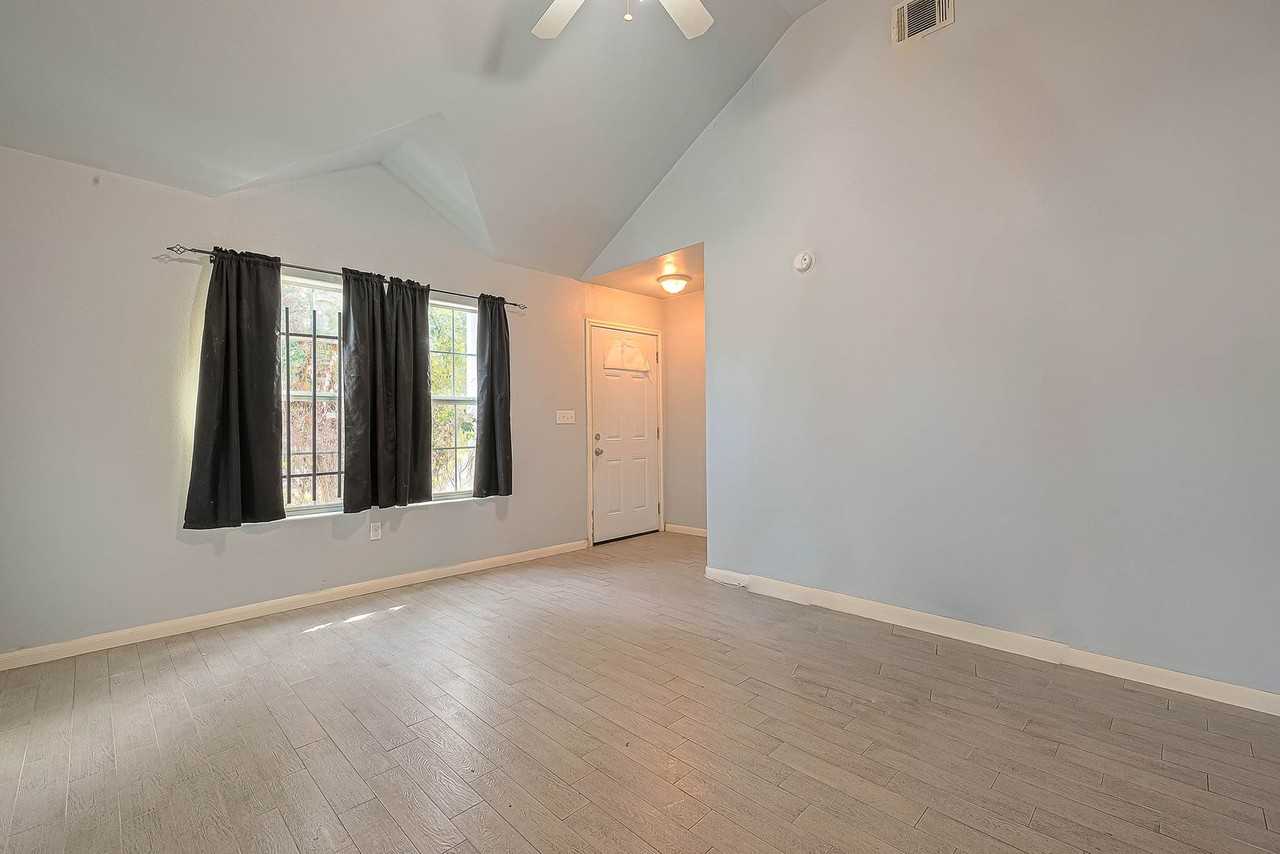 4813 Pederson St - Photo 3 of 13