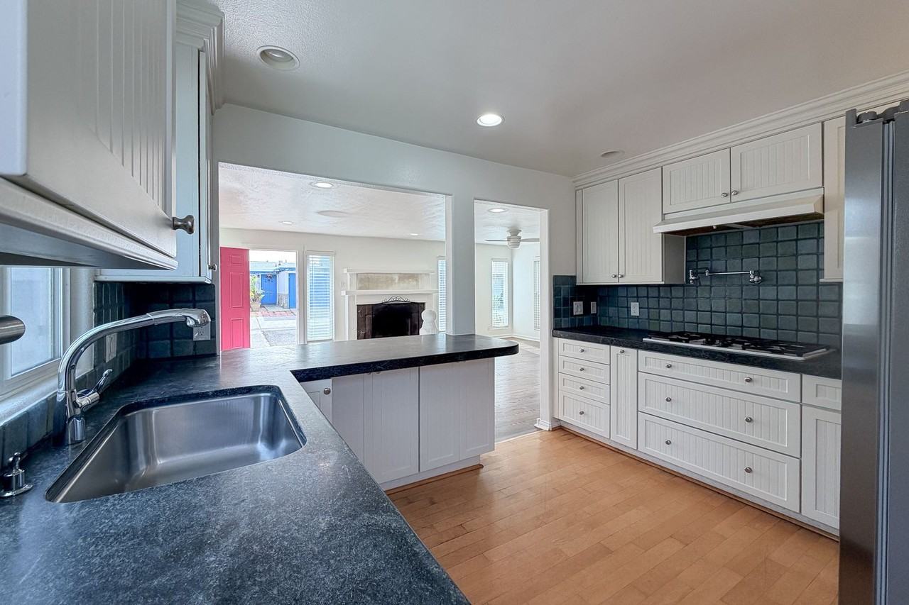 117 Van Nuys Ave - Photo 7 of 35