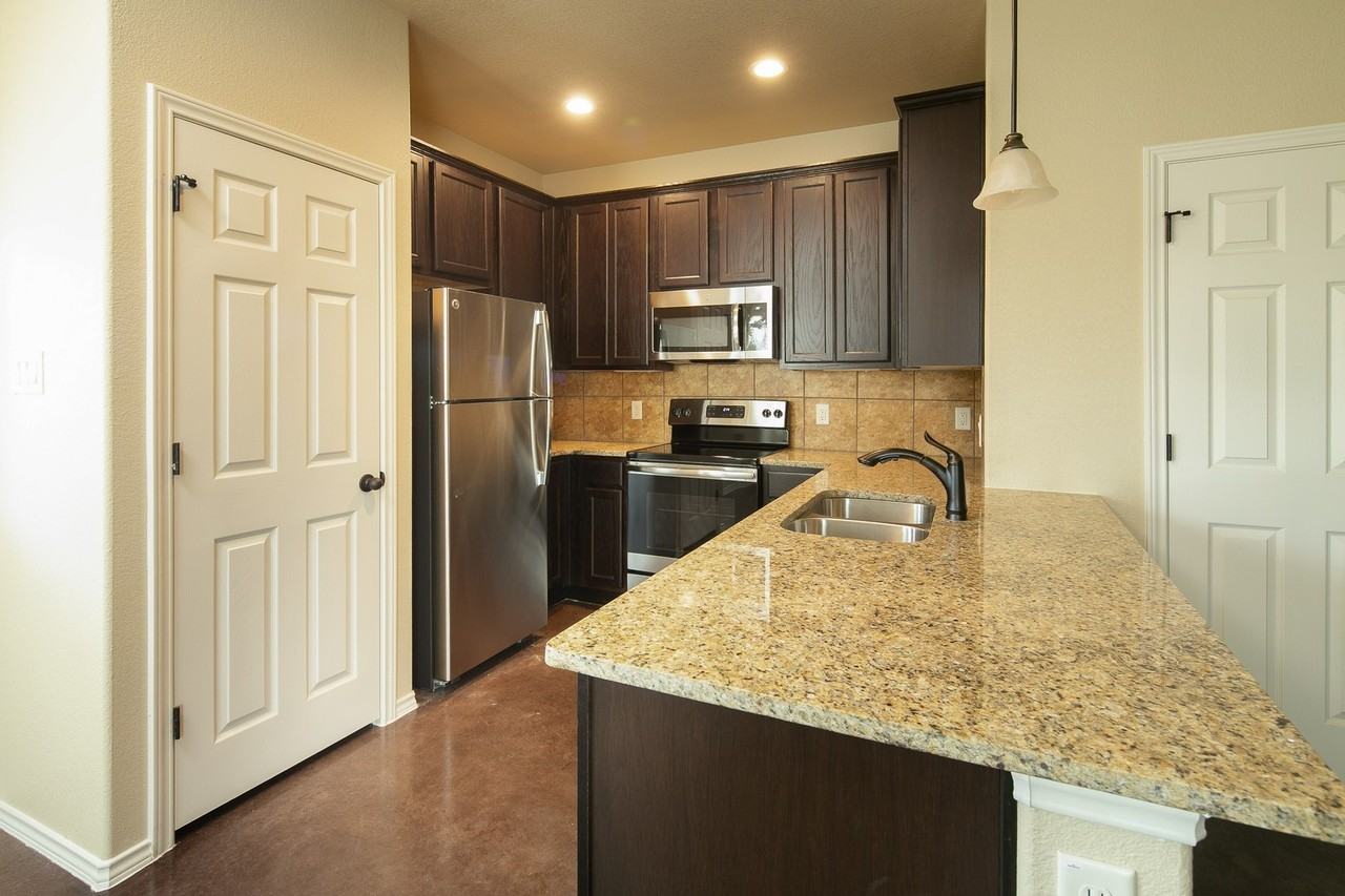 206 Samuel Dr - Photo 6 of 16