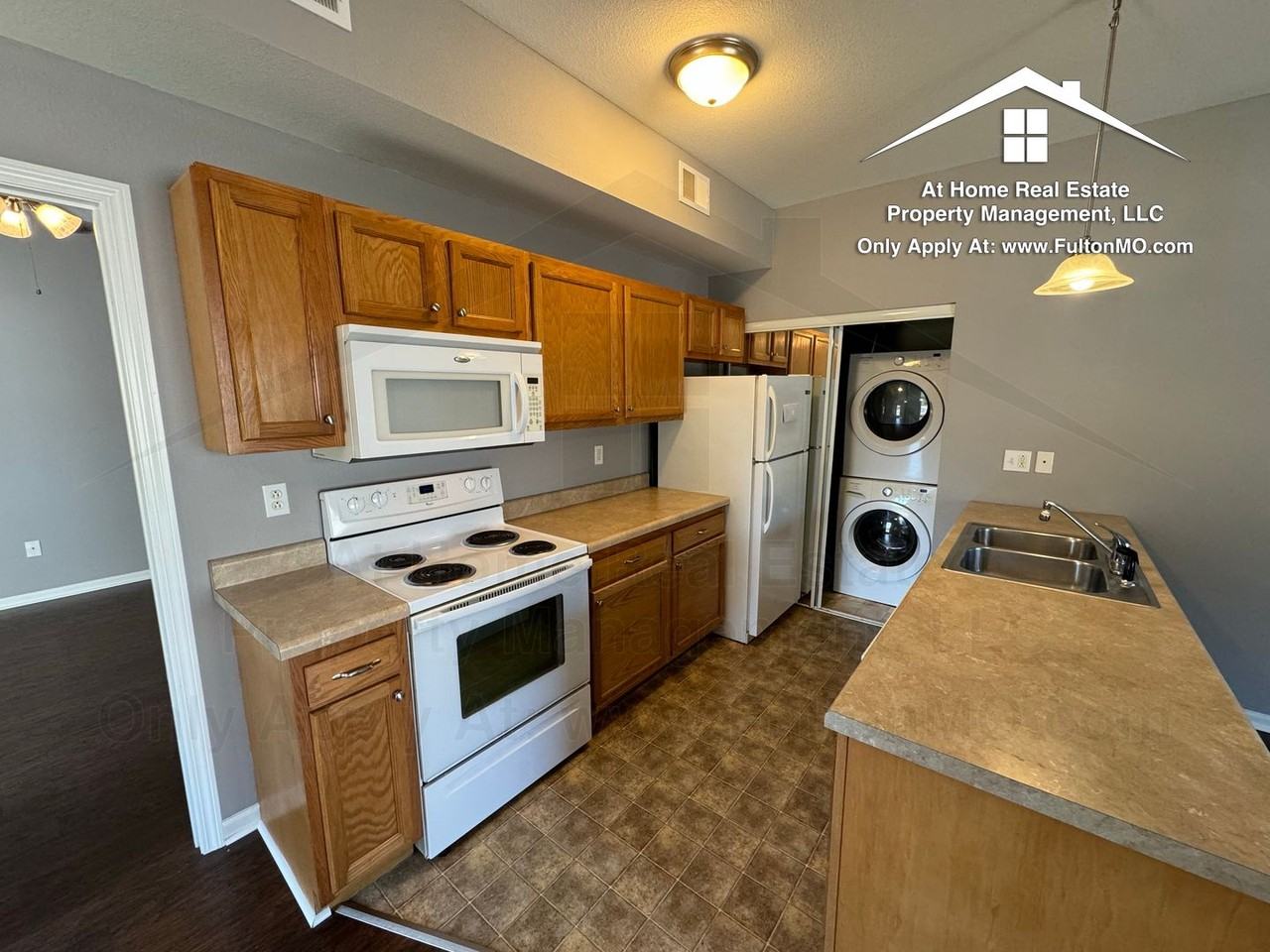 211 N Main St - Photo 4 of 12