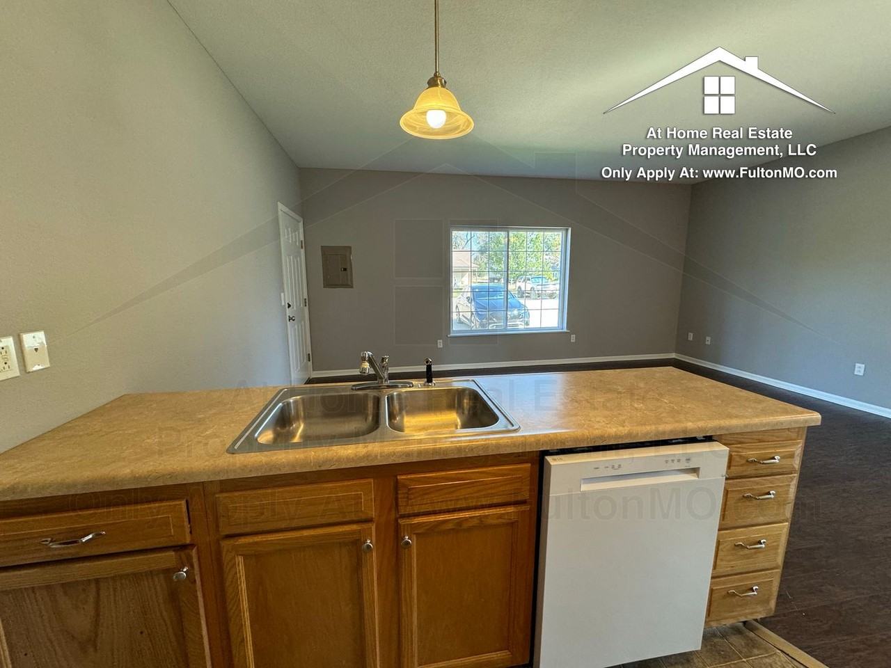 211 N Main St - Photo 5 of 12