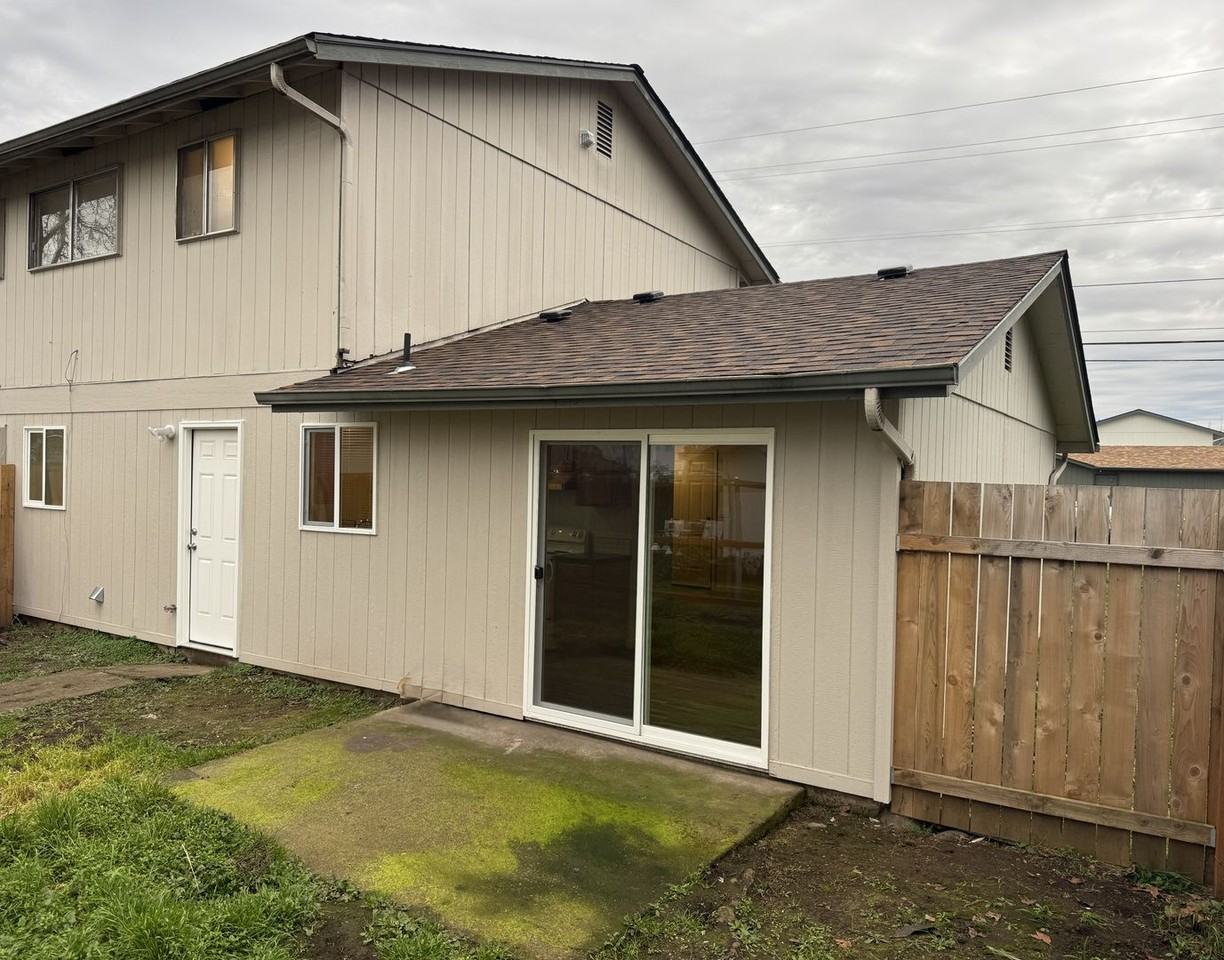 274 S 41st St - Photo 3 of 35