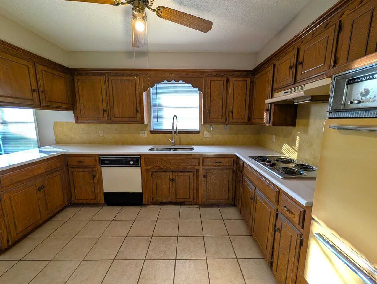 6308 Nw 84th St - Photo 5 of 21