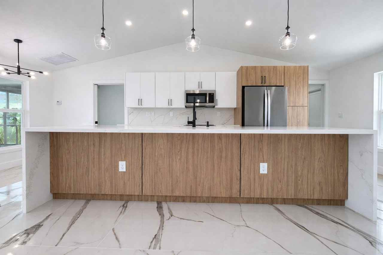 3018 Ne 1st Pl - Photo 2 of 32