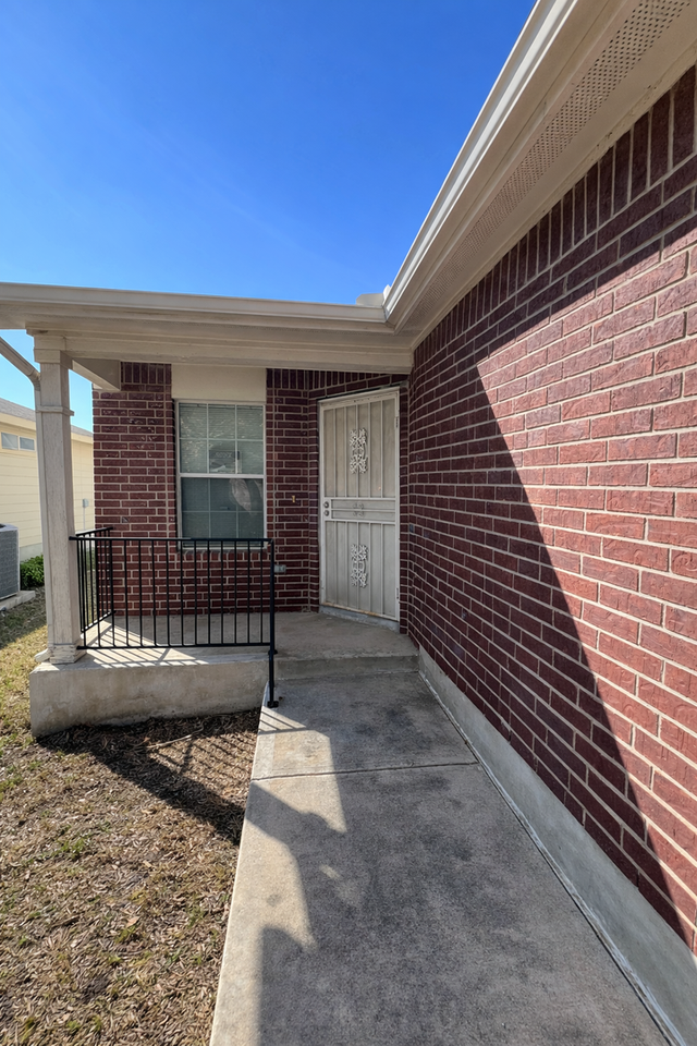 5015 Fountain Hl - Photo 2 of 16