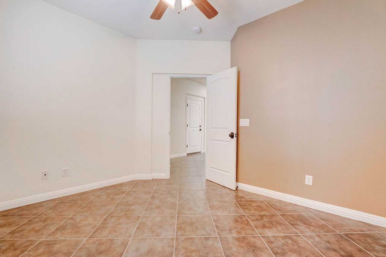 1948 W Hammer Ln - Photo 3 of 38