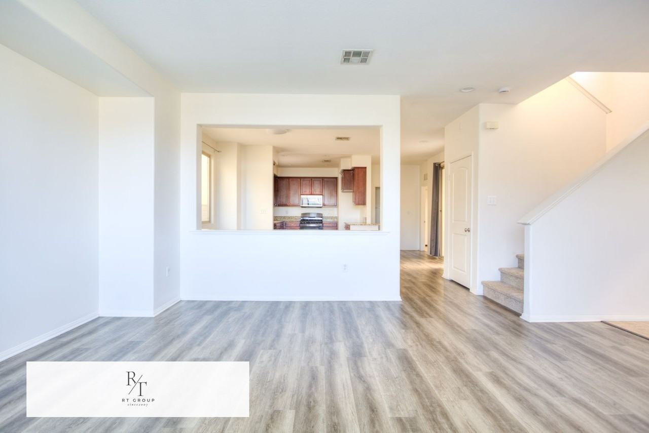 469 Niagara Ct - Photo 7 of 42