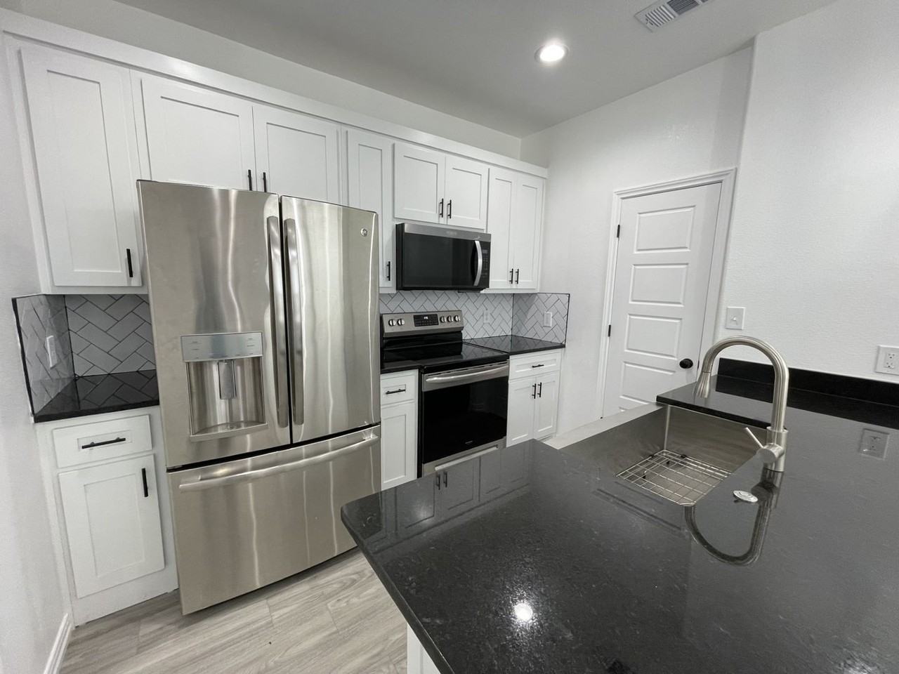 3307 Collin St - Photo 3 of 16