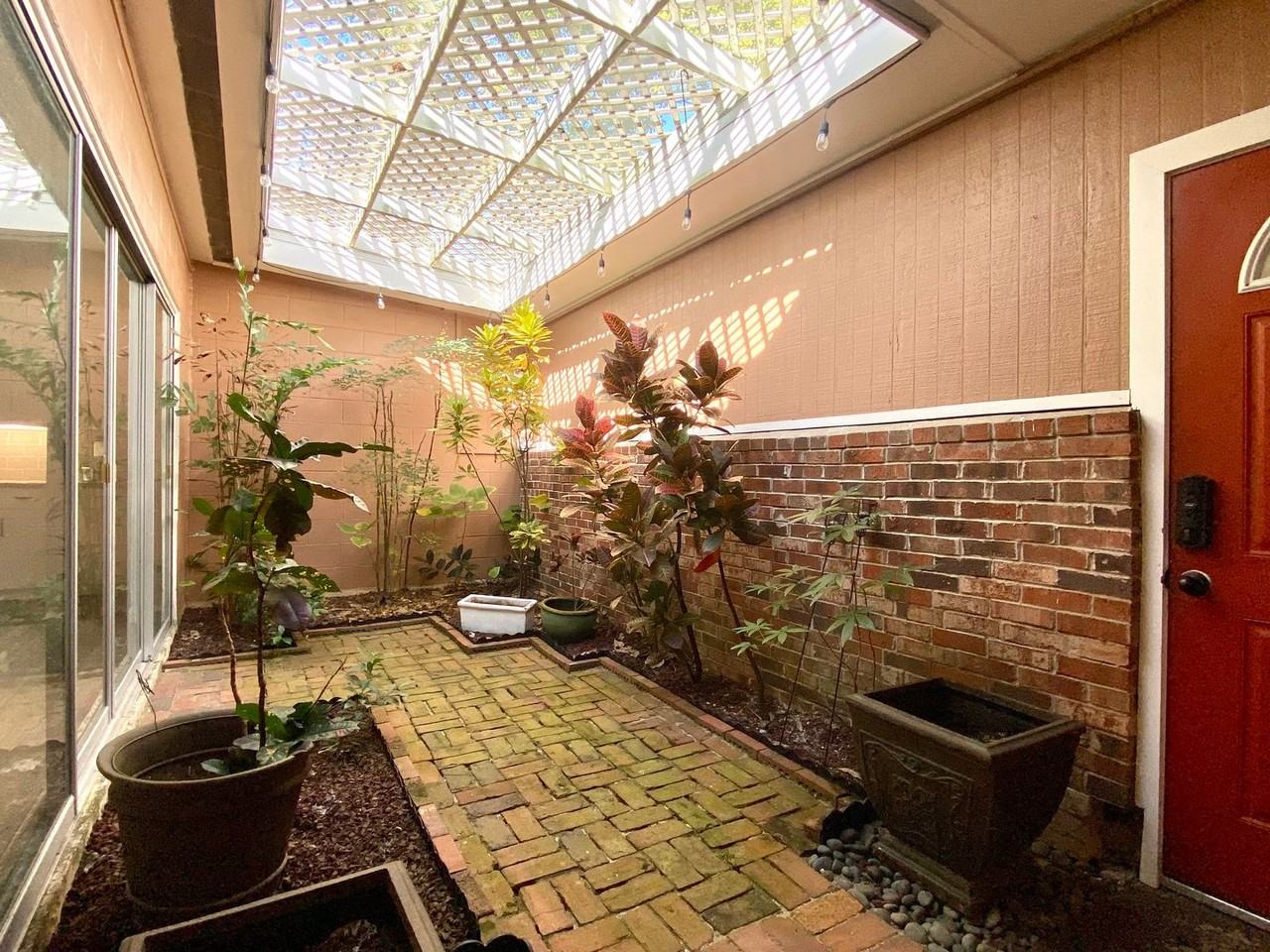 1348 Franklin St - Photo 5 of 37