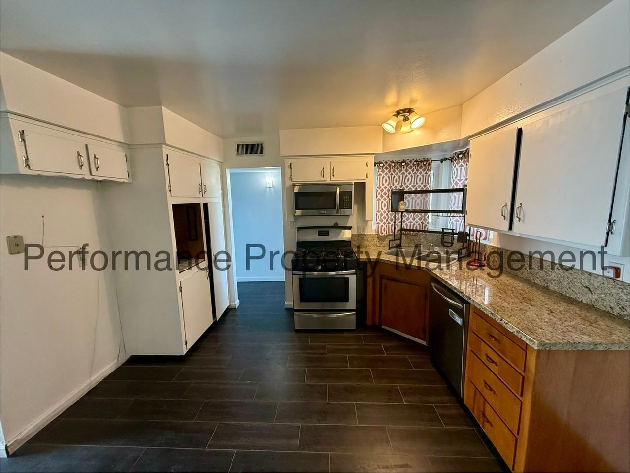 211 Ash St - Photo 5 of 17