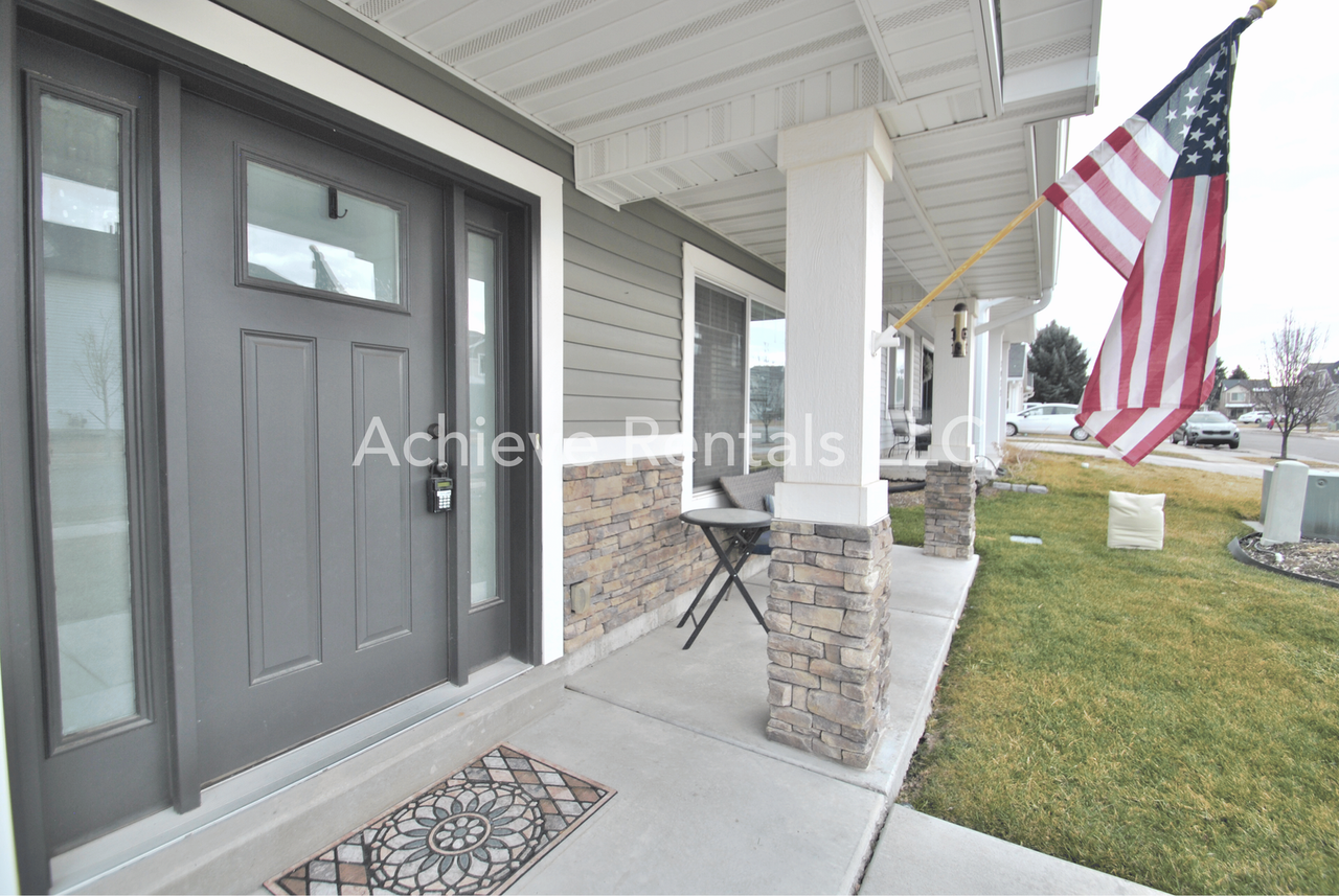 2066 S 1400 W - Photo 4 of 25