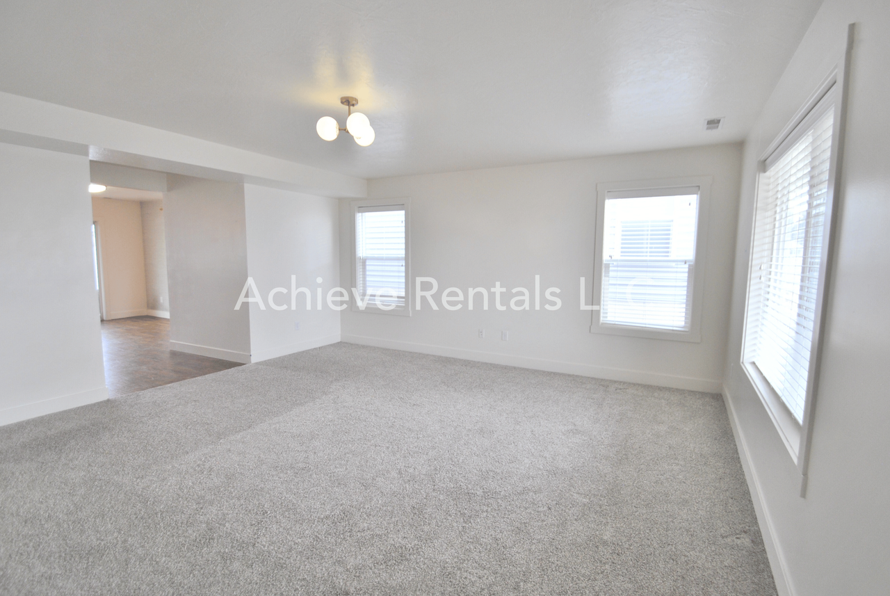 2066 S 1400 W - Photo 5 of 25