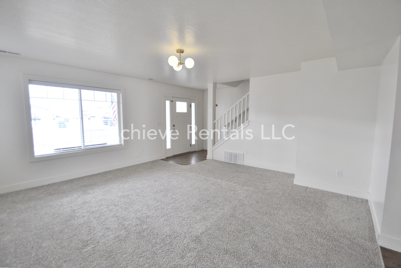 2066 S 1400 W - Photo 6 of 25