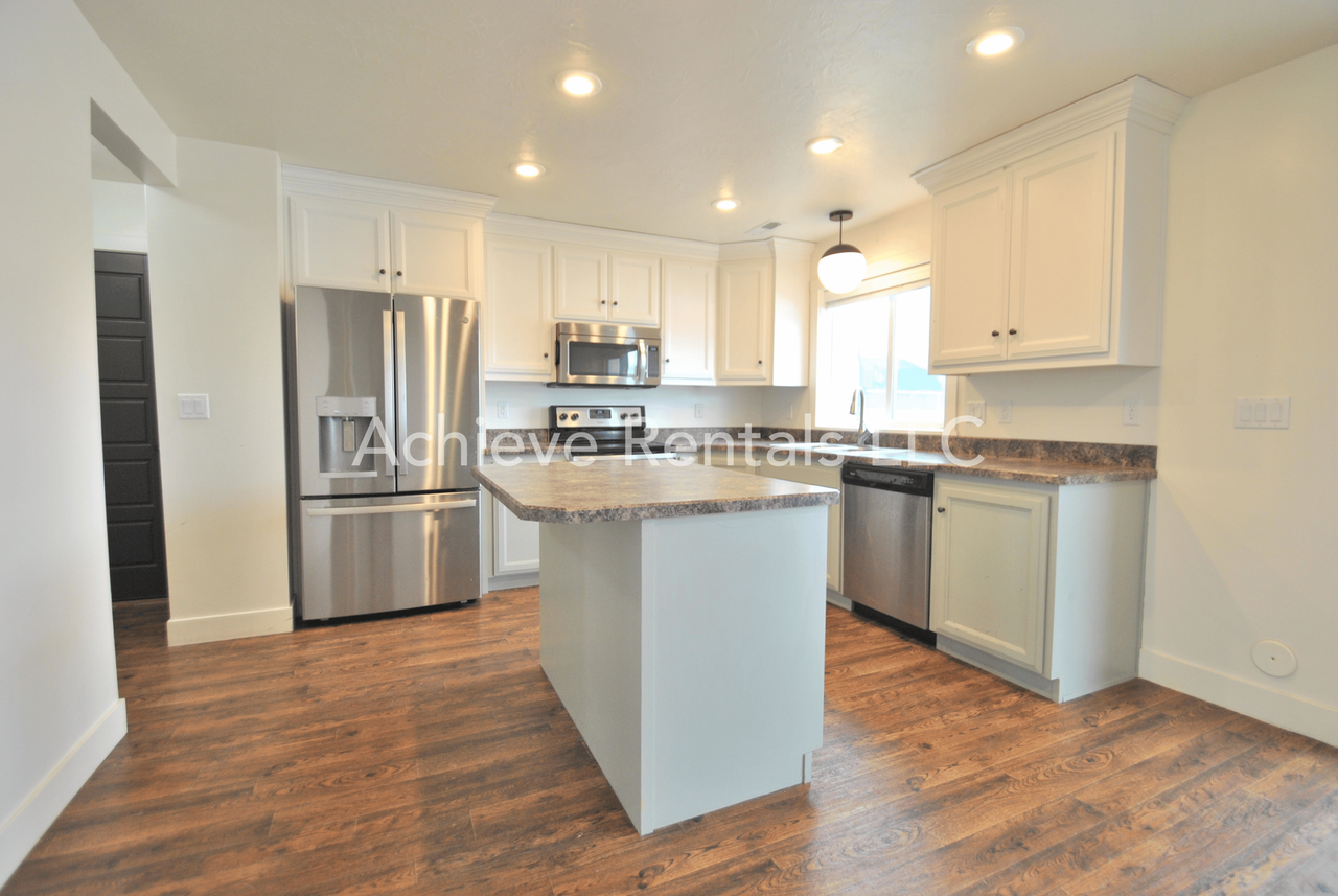 2066 S 1400 W - Photo 7 of 25