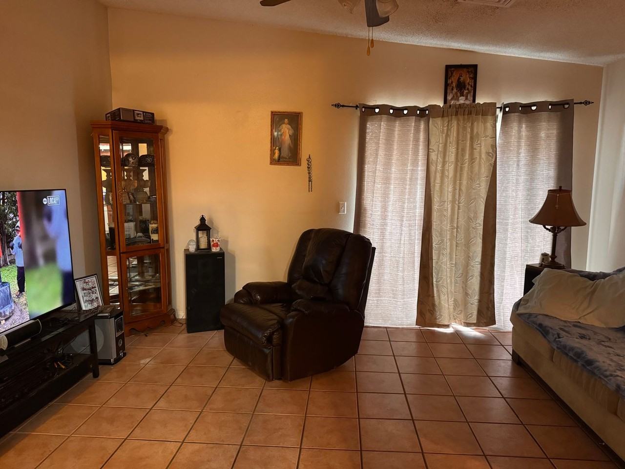 539 Grimsby Ave - Photo 3 of 12