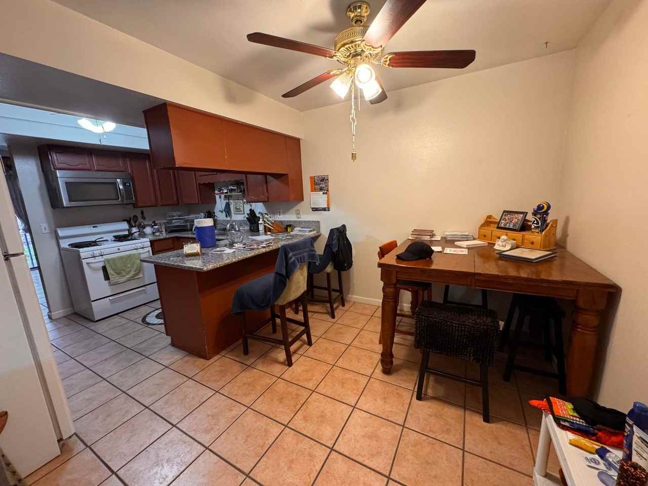 539 Grimsby Ave - Photo 4 of 12