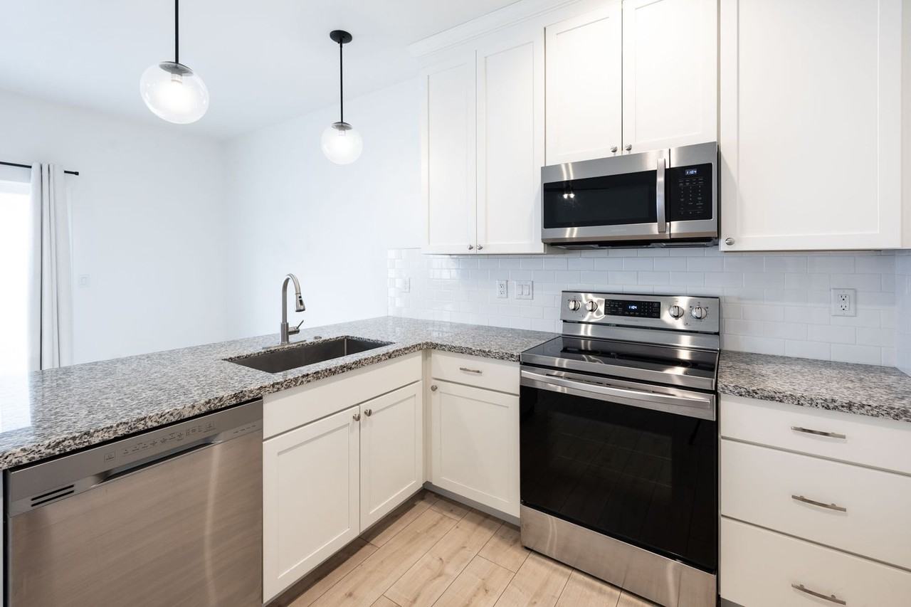 434 S 3rd W - Photo 4 of 28