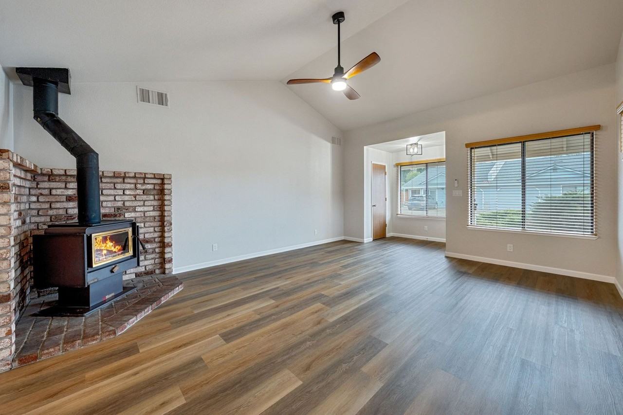 3325 Meadow Ct - Photo 3 of 33