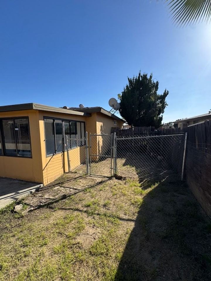 2196 W Oakland Ave - Photo 2 of 15