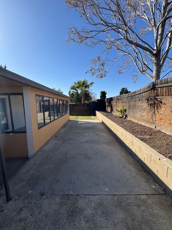 2196 W Oakland Ave - Photo 3 of 15