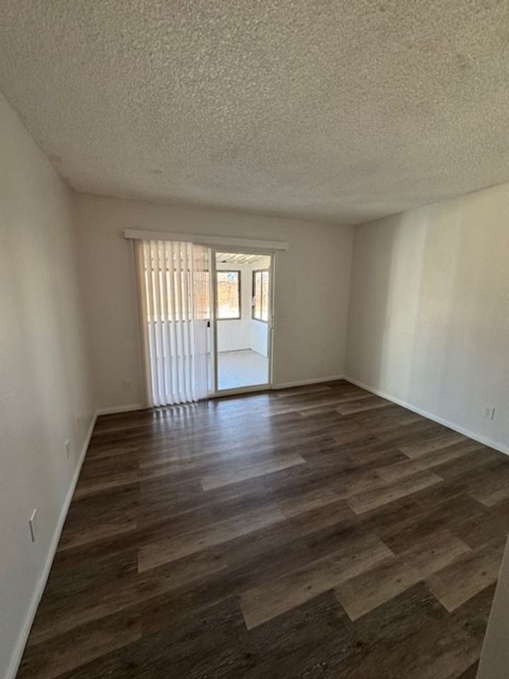 2196 W Oakland Ave - Photo 5 of 15